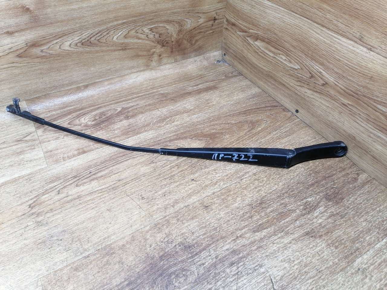 щеткодержатель (поводок стеклоочистителя, дворник) Skoda Octavia 2 поколение (A5) 2006, 1.6 л., BGU, бензин, МКПП, лифтбэк, 1Z1955410 - фото №1