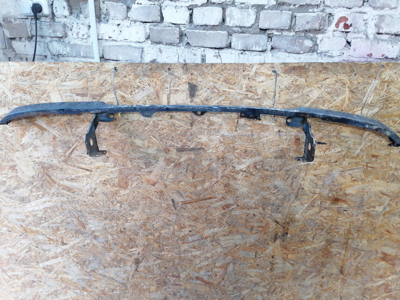 ресничка (ус) фары Hyundai Galloper 2 поколение 1999, 2.5 л., D4BH, дизель, МКПП, внедорожник 5 дв. - фото №1