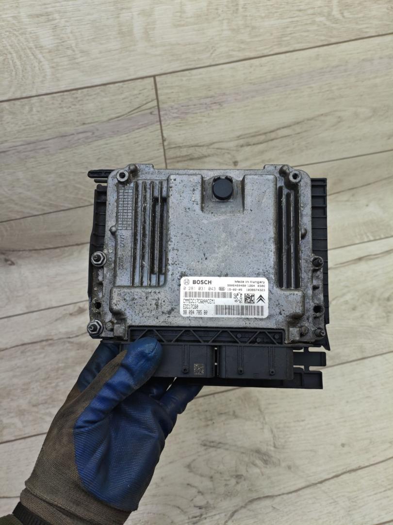 блок управления двигателем Peugeot 308 T9 2015, 1.6 л., дизель, МКПП, универсал, 0281031043, 9809478580 - фото №1