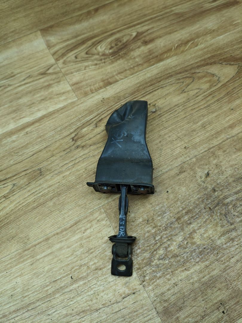 ограничитель открывания двери Volkswagen Polo 5 поколение 2011, 1.6 л., CFNA, бензин, МКПП, седан - фото №1