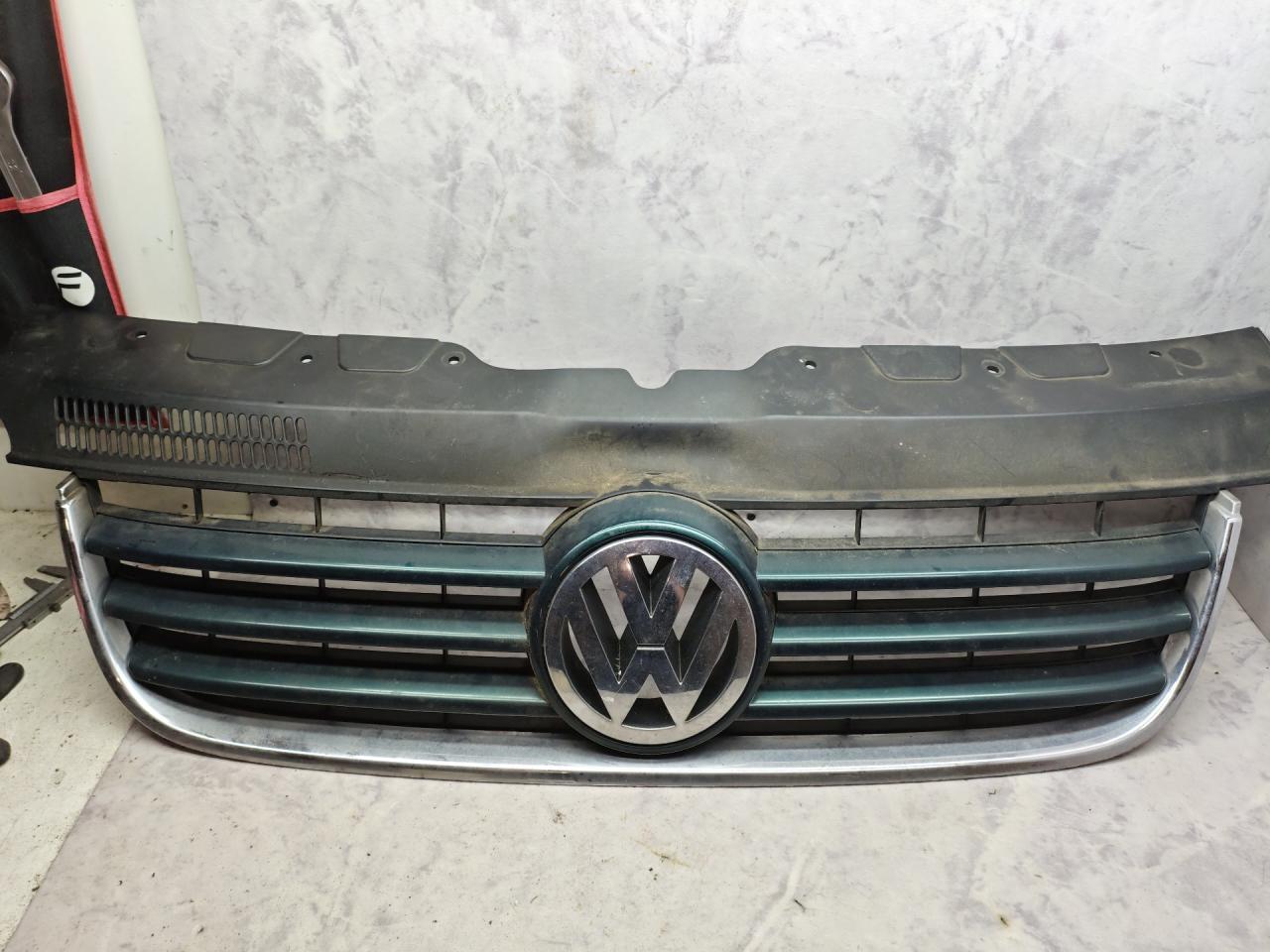 решетка радиатора Volkswagen Multivan T5 (2003 - 2009), 2.5 л., AXE, дизель, МКПП, микроавтобус, полный привод, 7H5807101 - фото №1