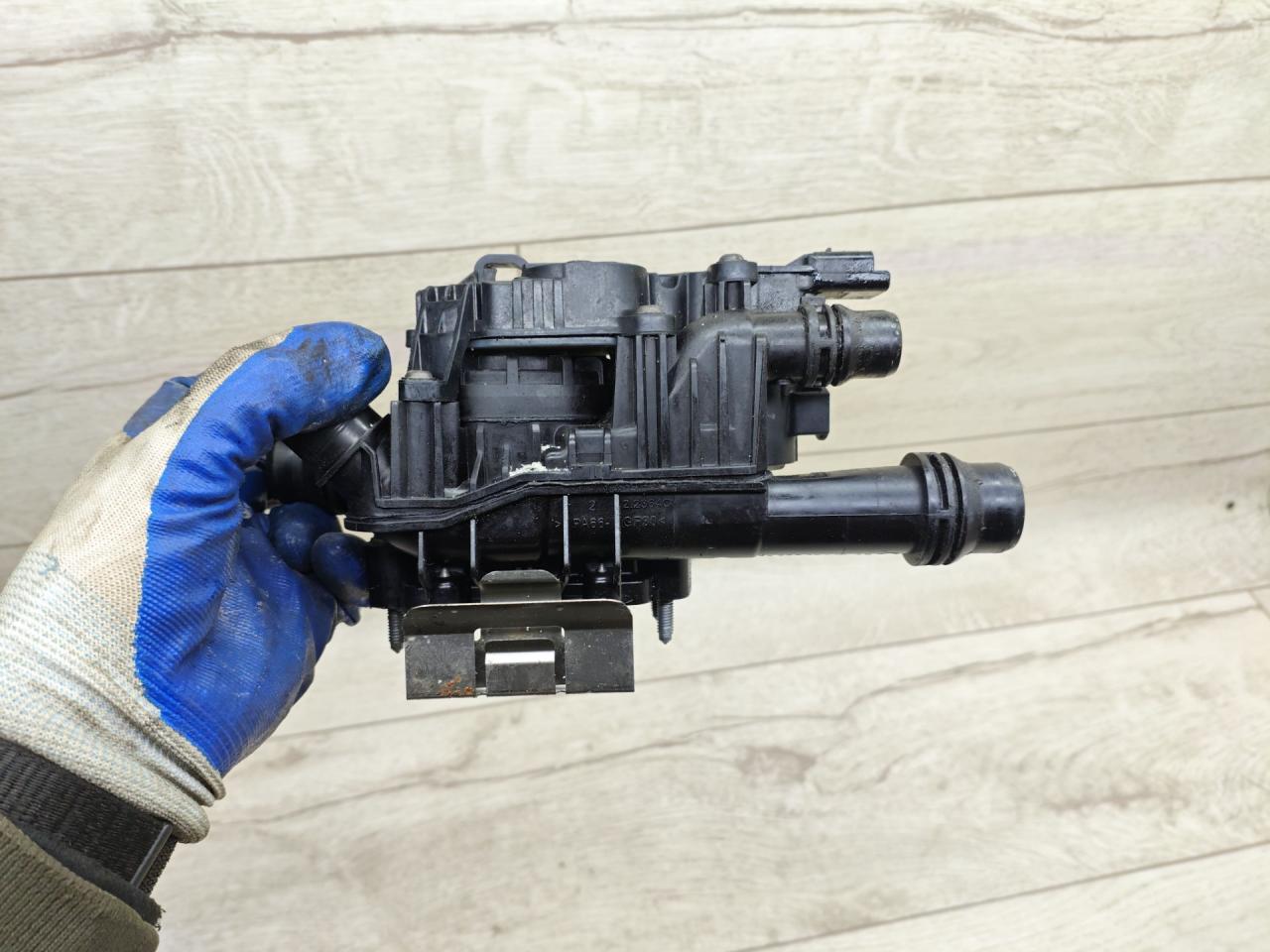 корпус термостата Peugeot 308 T9 2015, 1.6 л., дизель, МКПП, универсал, 9803549480, 1102639S01 - фото №1