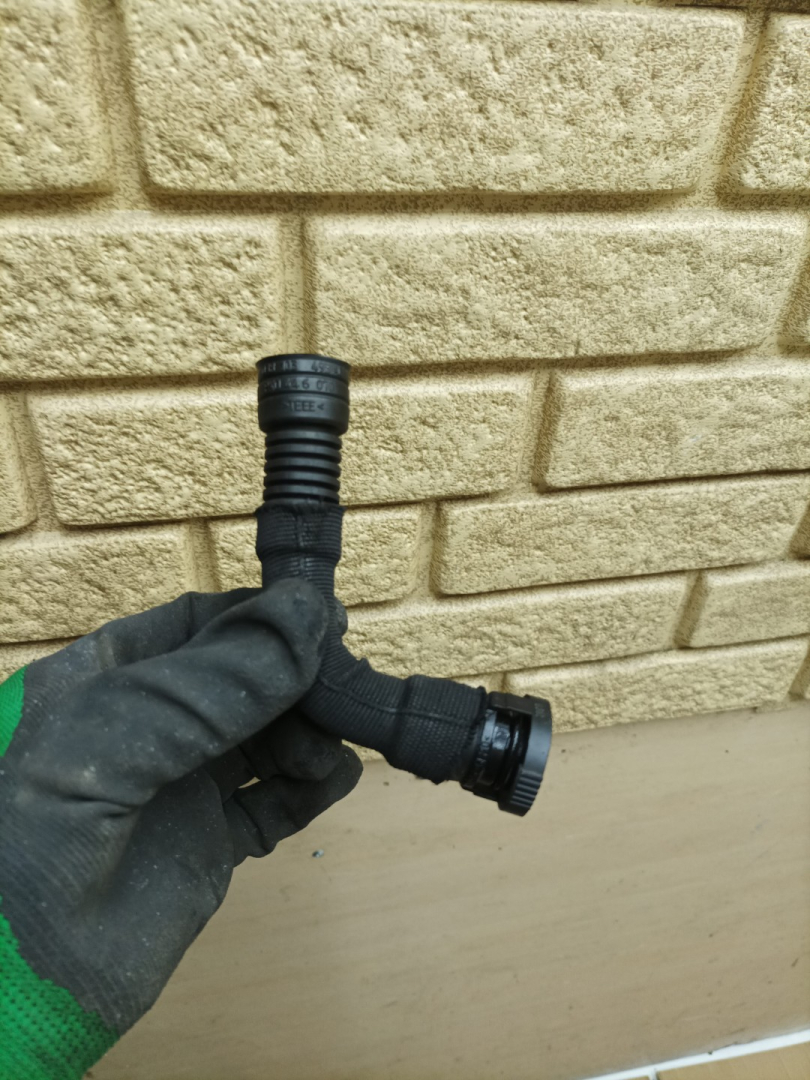 трубка сапуна Volkswagen Transporter T5 2006, 1.9 л., TDi PD, AXB, дизель, МКПП, микроавтобус, 038103493AC - фото №1