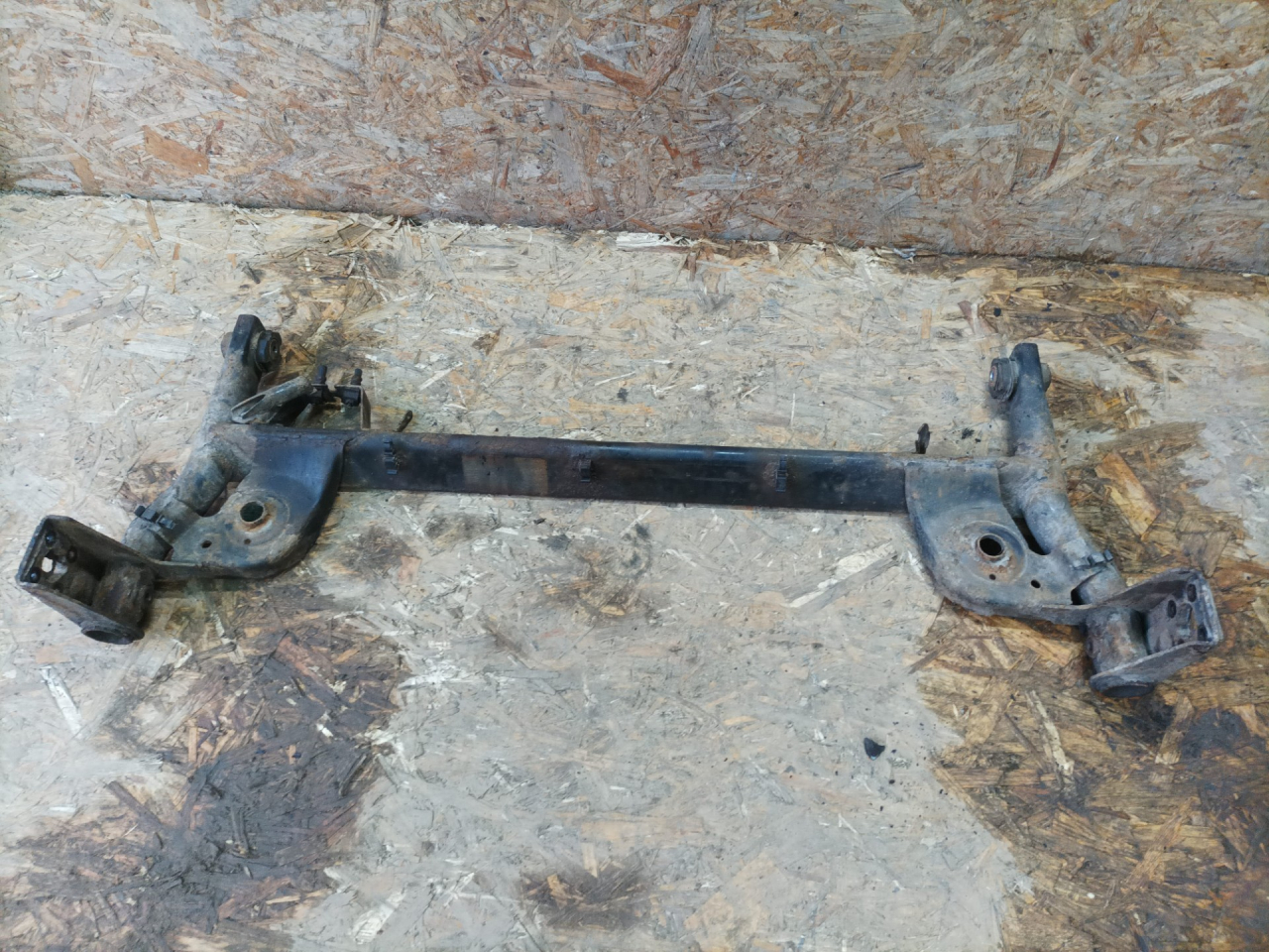балка подвески задняя Renault Twingo 2 поколение 2009, 1.5 л., дизель, МКПП, хетчбэк 3 дв. - фото №1