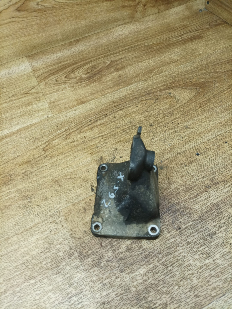 кронштейн двигателя SsangYong Musso 1 поколение 1998, 2.9 л., MB-OM 662, дизель, МКПП, внедорожник 5 дв., 6622233204 - фото №1