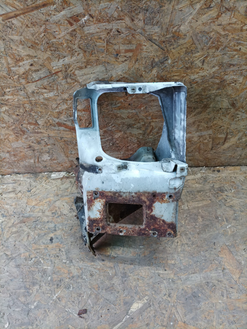 крепление фары правой Mercedes-Benz Vito W638 1998, 2.3 л., дизель, МКПП, микроавтобус - фото №1