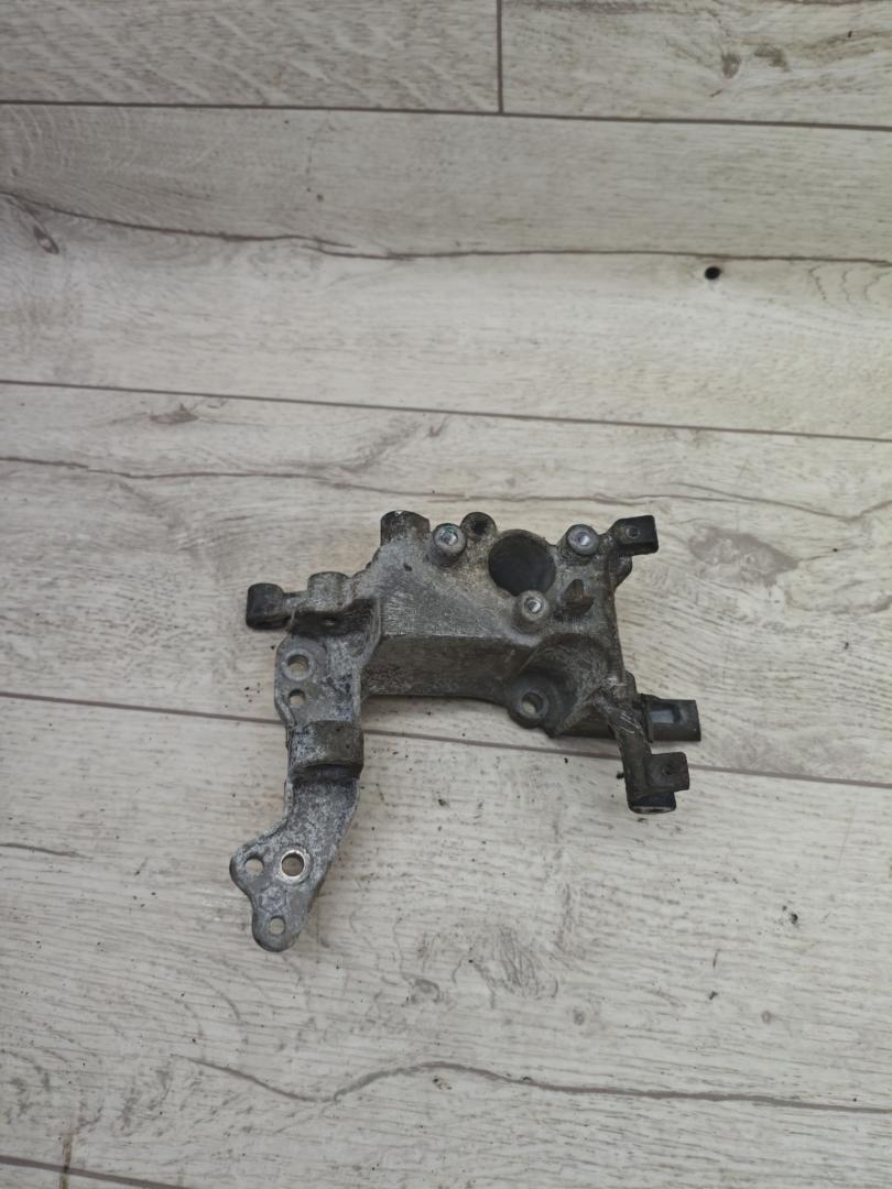 кронштейн генератора Peugeot 308 T9 2015, 1.6 л., дизель, МКПП, универсал, 9804121180 - фото №1