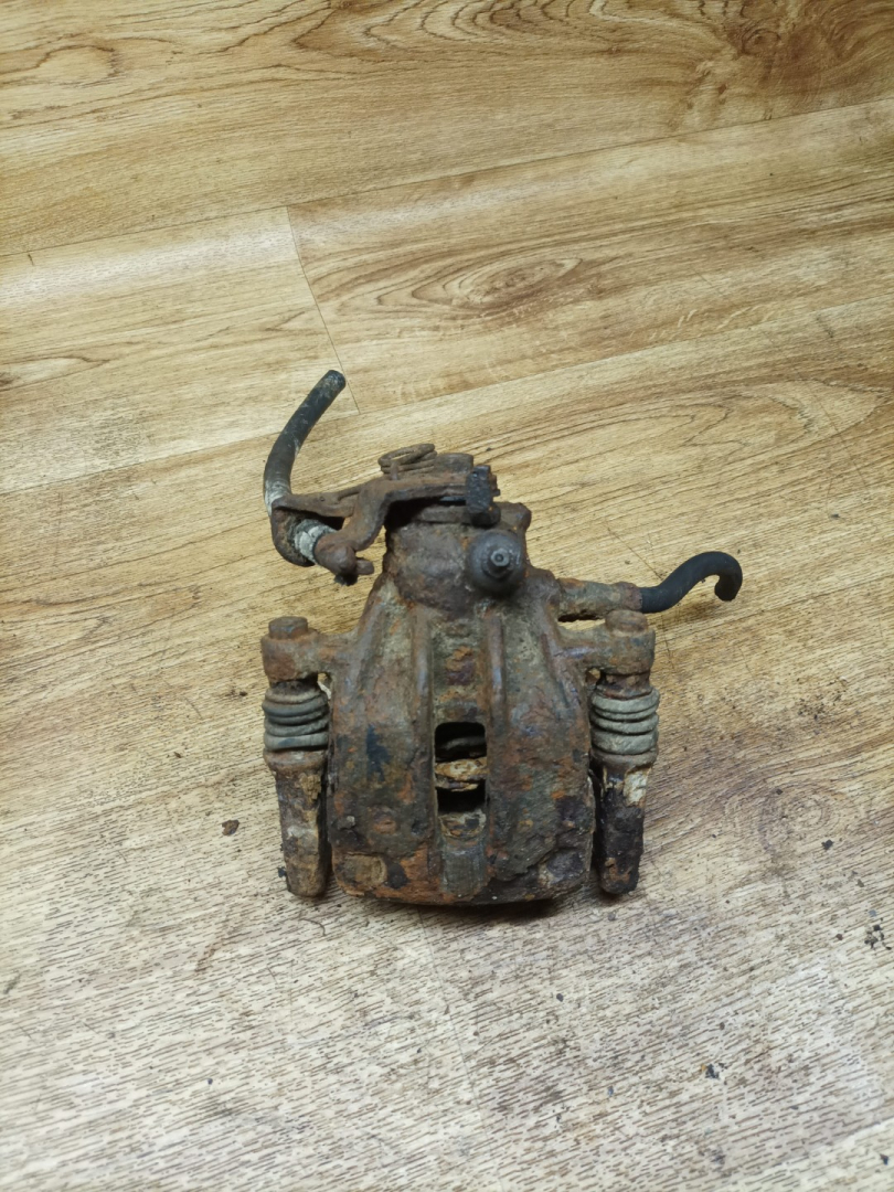 суппорт задний правый Volkswagen Sharan 1 поколение 1995, 2.0 л., ADY, бензин, МКПП, минивэн - фото №1