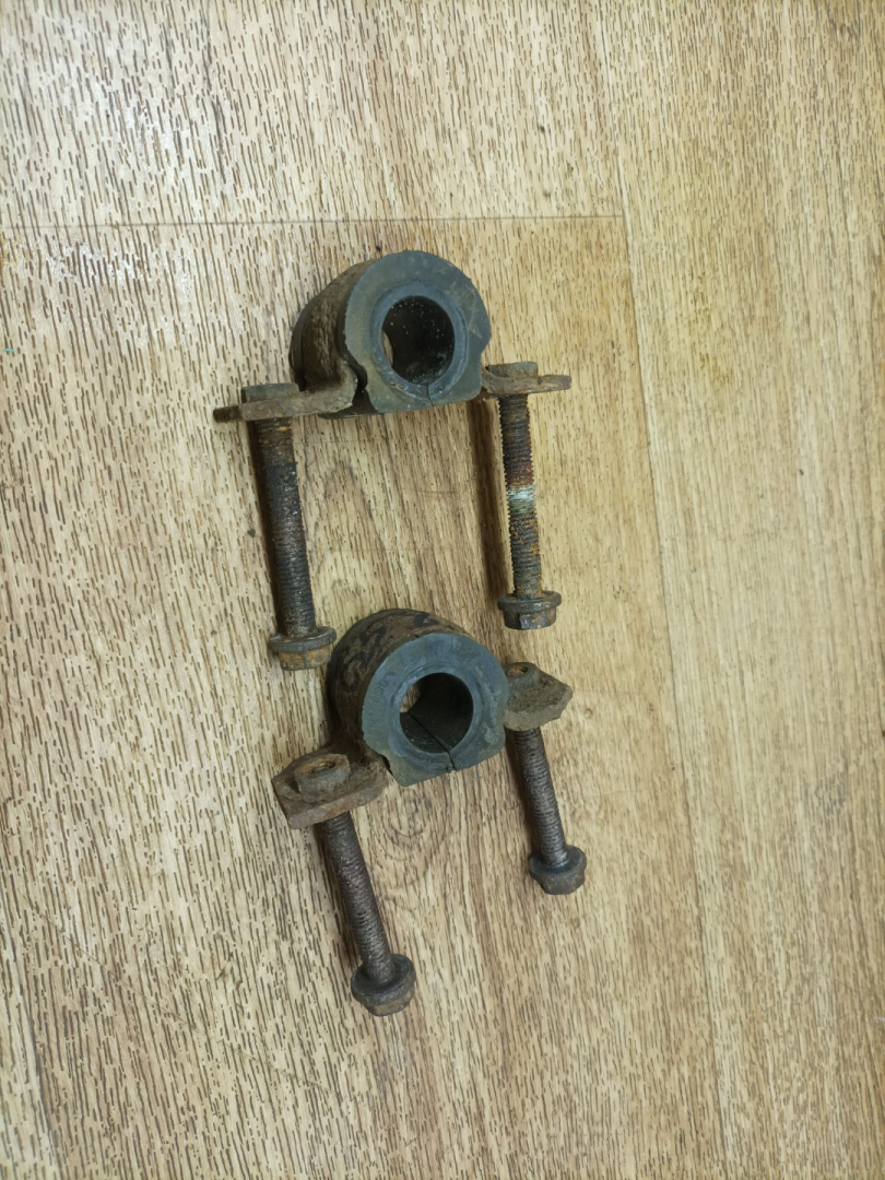 крепление стабилизатора / втулки стабилизатора Skoda Rapid 1 поколение 2015, 1.6 л., CWVA, бензин, МКПП, лифтбэк - фото №1