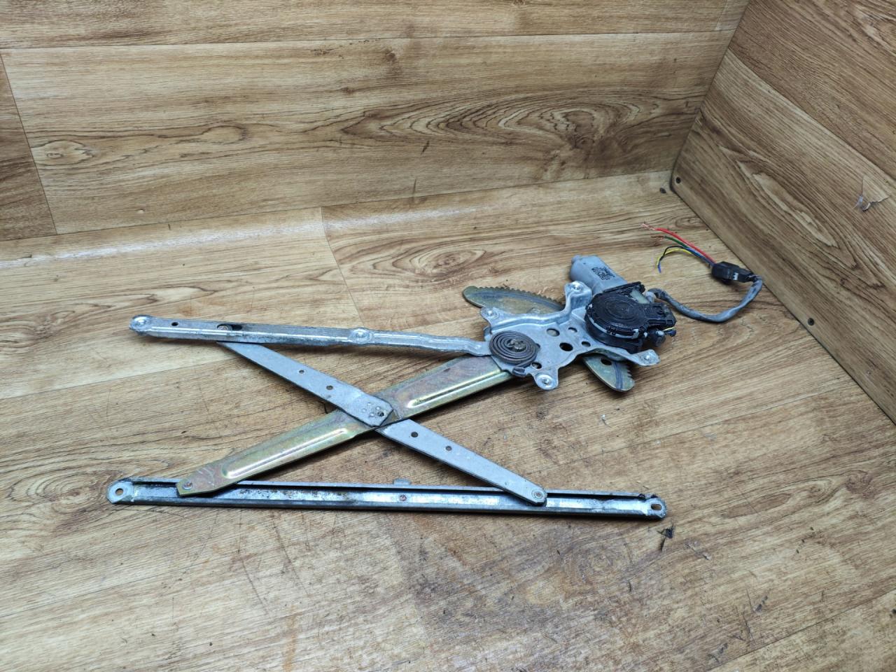 стеклоподъемник электрический передний левый Toyota Picnic 1 поколение XM10 2000, 2.2 л., дизель, МКПП, минивэн - фото №1