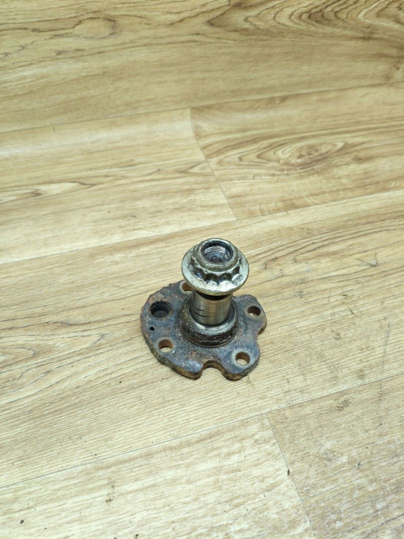 цапфа задняя Volkswagen Polo 5 поколение 2011, 1.6 л., CFNA, бензин, МКПП, седан - фото №1