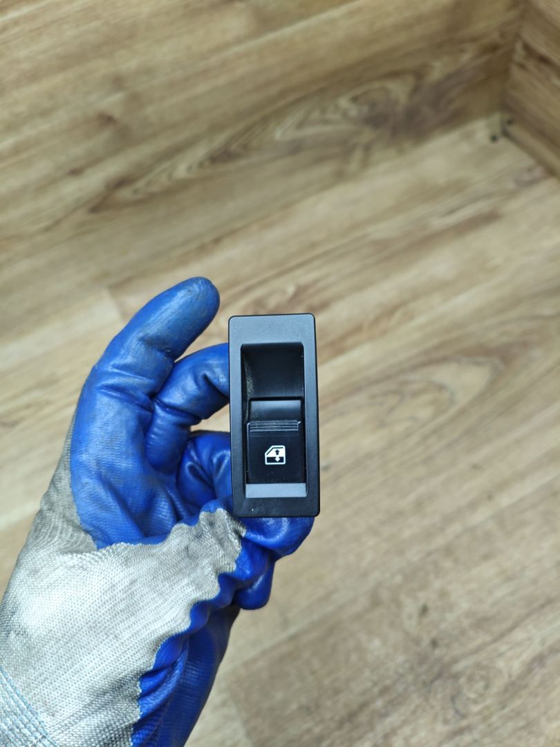 кнопка стеклоподъемника двери Lada Vesta 1 поколение 2017, 1.6 л., бензин, МКПП, седан, 8450006925 - фото №1