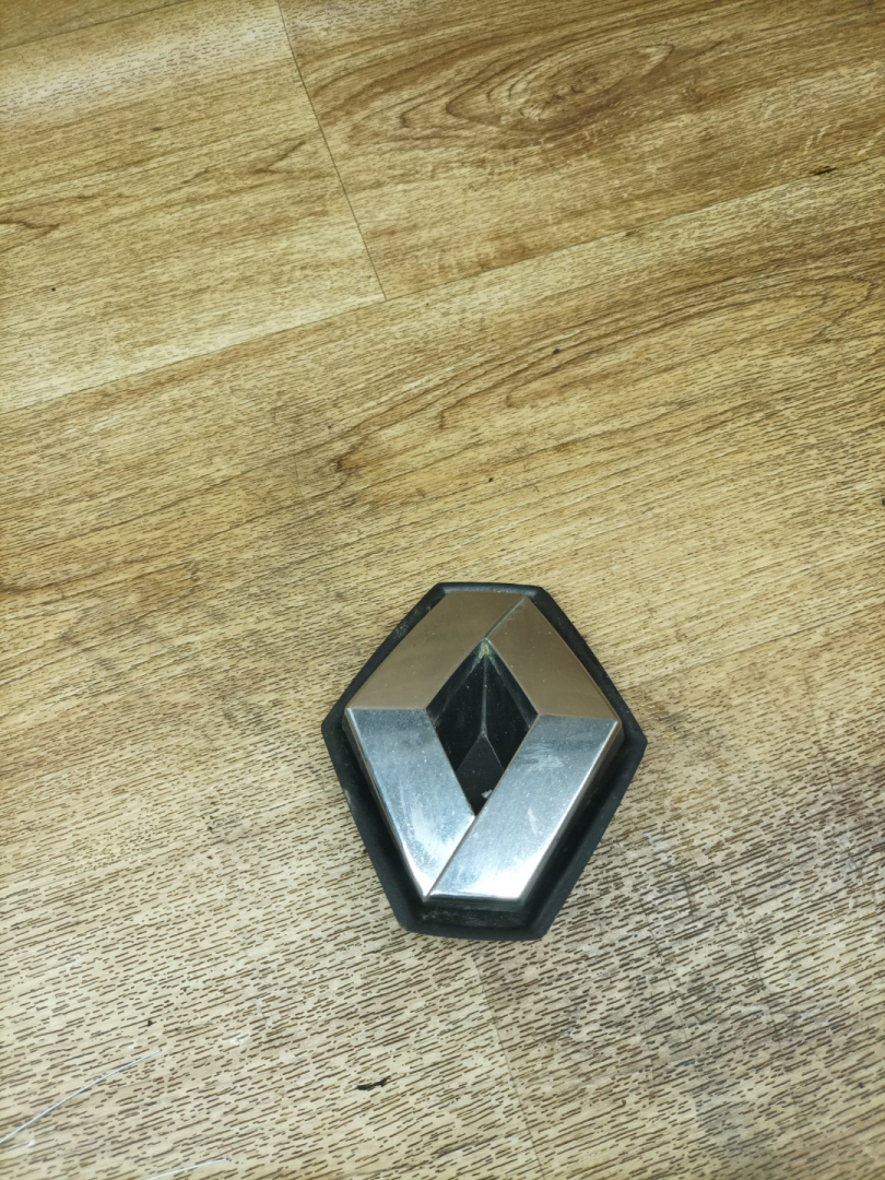 эмблема Renault Twingo 2 поколение 2009, 1.5 л., дизель, МКПП, хетчбэк 3 дв., 8200259267 - фото №1