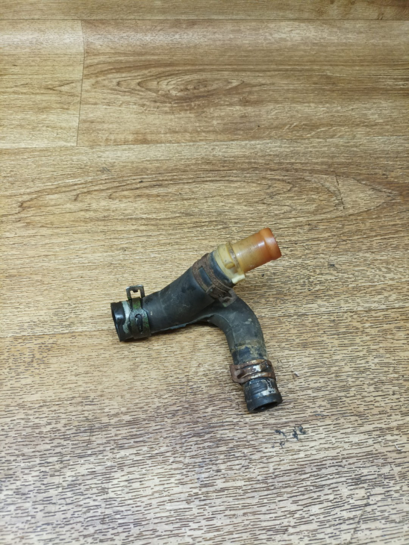 фланец (тройник) системы охлаждения Renault Twingo 2 поколение 2009, 1.5 л., дизель, МКПП, хетчбэк 3 дв., 800386720 - фото №1