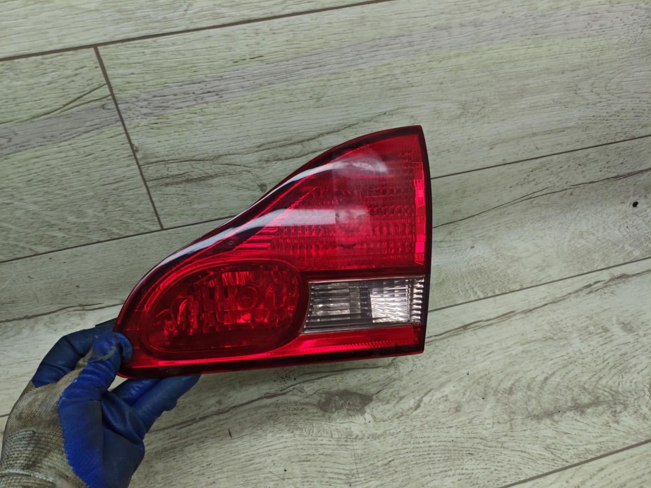 фонарь крышки багажника правый Toyota Avensis Verso 1 поколение 2003, 2.0 л., дизель, МКПП, минивэн - фото №1