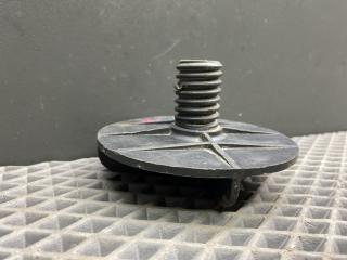 крепление запаски Renault Megane 2 поколение LM0B 2005, 1.6 л., K4M 760, бензин, МКПП, 632 — gris boreal-2, седан, передний привод, 8200317791