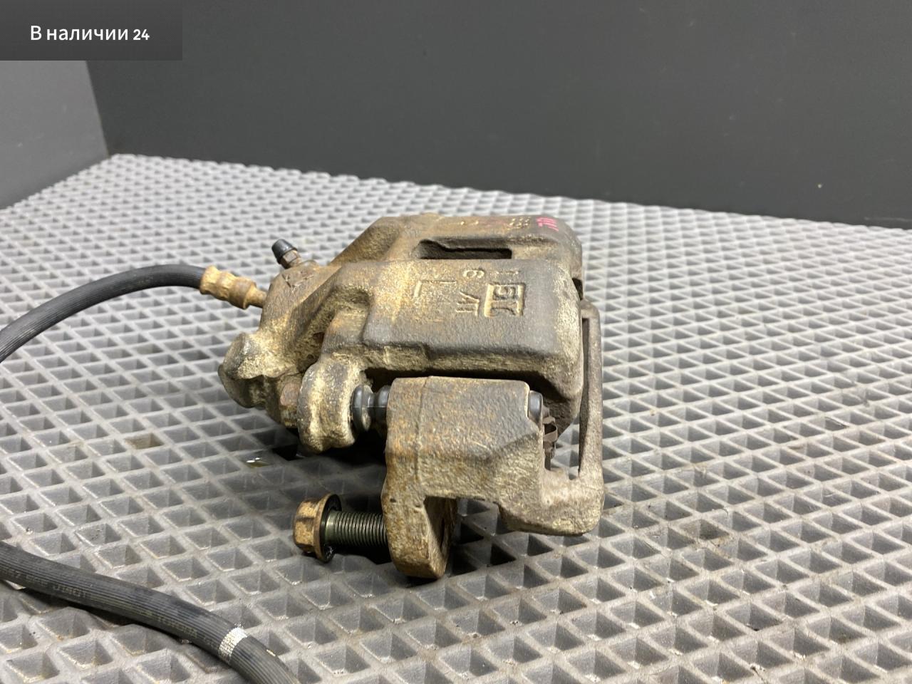 суппорт передний правый Toyota Cami 1 поколение J122E 2001, 1.3 л., K3-VE, бензин, АКПП, 6a5 - черный, внедорожник 5 дв., задний привод, правый руль, 47730-87401 - фото №1