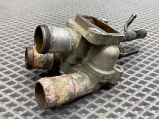 корпус термостата Hyundai Accent 2 поколение (LC) LC2 2009, 1.5 л., G4EC-G, бензин, МКПП, h01 - бежевый, седан, передний привод