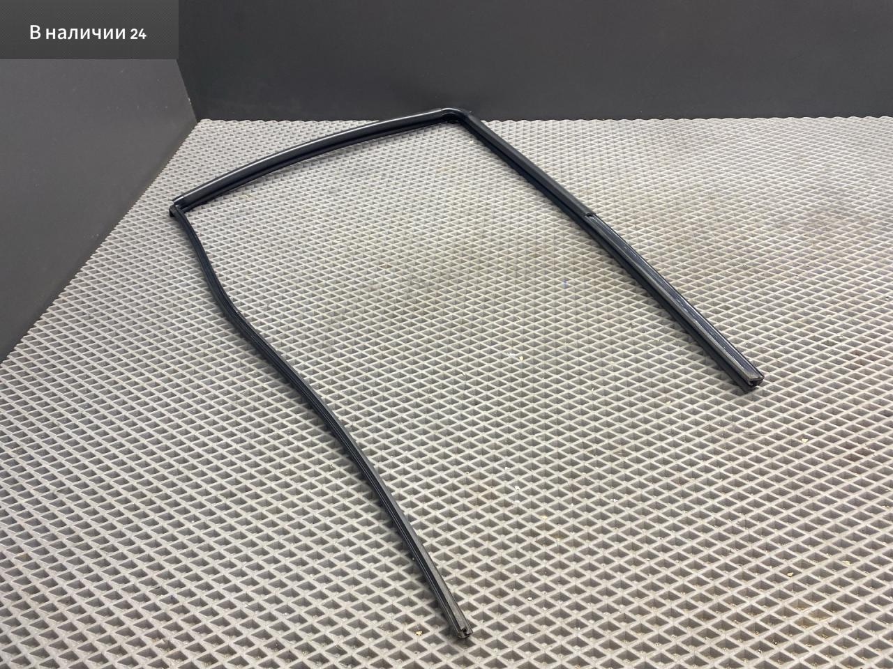 Уплотнитель стекла Toyota Yaris XP9 KSP90 (2005 - 2009), 1.0 л., 1KR-FE, бензин, МКПП, хетчбэк 5 дв., передний привод, 681520D050 - фото №1