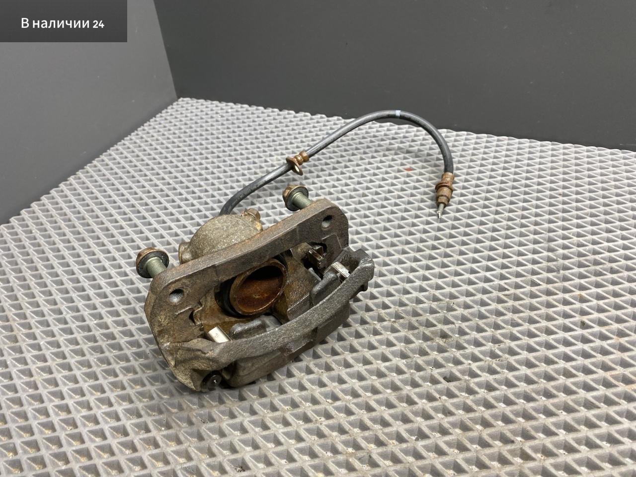 суппорт передний левый Toyota Cami 1 поколение J122E 2001, 1.3 л., K3-VE, бензин, АКПП, 6a5 - черный, внедорожник 5 дв., задний привод, правый руль, 47750-87401 - фото №1