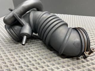 патрубок воздушного фильтра Kia Rio 2 поколение [рестайлинг] JB 2009, 1.4 л., G4EE, бензин, МКПП, белый ud - clear white, седан, передний привод, 28138-1G200