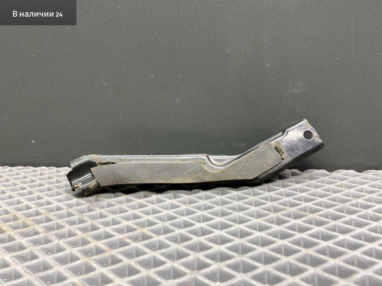 крепление аккумулятора Chevrolet Cruze 1 поколение J305 2012, 1.8 л., Z 18 XER, бензин, МКПП, белый, хетчбэк 5 дв., передний привод, 13284548 - фото №1