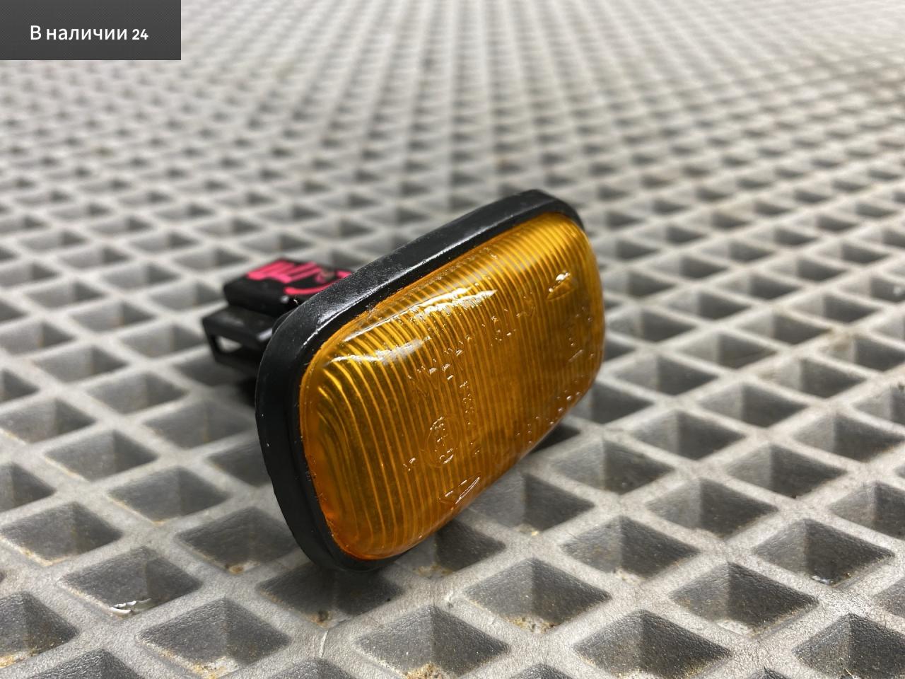 повторитель поворота на крыле Toyota Cami 1 поколение J122E 2001, 1.3 л., K3-VE, бензин, АКПП, 6a5 - черный, внедорожник 5 дв., задний привод, правый руль, 21451328 - фото №1