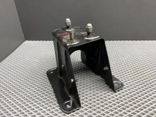 кронштейн (крепление) Toyota Cami 1 поколение J122E 2001, 1.3 л., K3-VE, бензин, АКПП, 6a5 - черный, внедорожник 5 дв., задний привод, правый руль, 68851-87401