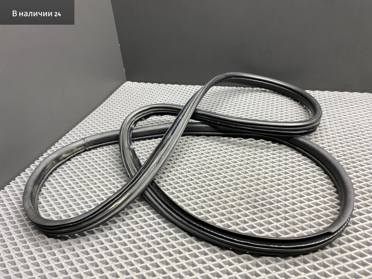 уплотнитель дверного проема левый задний задней левой Toyota Cami 1 поколение J122E 2001, 1.3 л., K3-VE, бензин, АКПП, 6a5 - черный, внедорожник 5 дв., задний привод, правый руль, 67871-87401 - фото №1