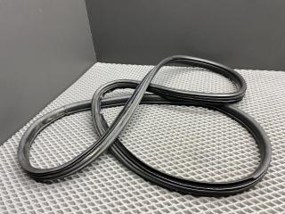 уплотнитель дверного проема левый задний задней левой Toyota Cami 1 поколение J122E 2001, 1.3 л., K3-VE, бензин, АКПП, 6a5 - черный, внедорожник 5 дв., задний привод, правый руль, 67871-87401