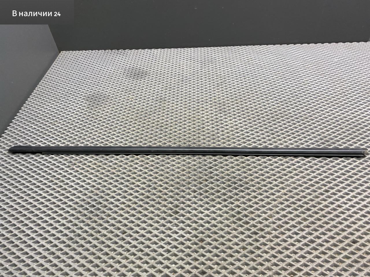 Уплотнитель стекла Renault Megane 2 поколение LM0B 2005, 1.6 л., K4M 760, бензин, МКПП, 632 — gris boreal-2, седан, передний привод, 8200270517 - фото №1