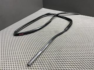 Уплотнитель стекла Toyota Cami 1 поколение J122E 2001, 1.3 л., K3-VE, бензин, АКПП, 6a5 - черный, внедорожник 5 дв., задний привод, правый руль, 68141-87402