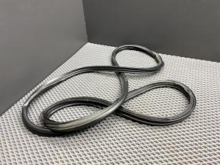 уплотнитель Toyota Cami 1 поколение J122E 2001, 1.3 л., K3-VE, бензин, АКПП, 6a5 - черный, внедорожник 5 дв., задний привод, правый руль, 67881-87401