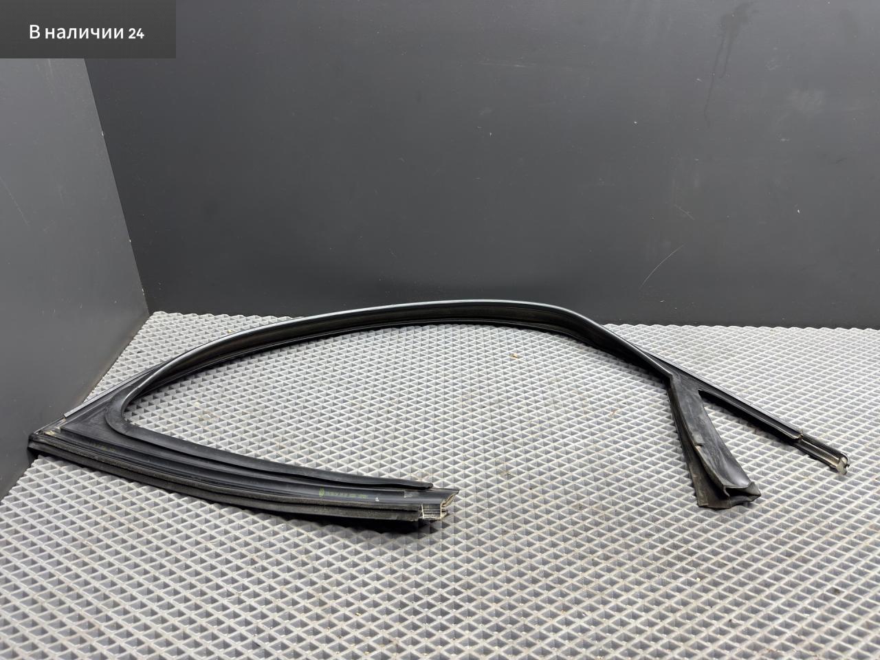 Уплотнитель стекла Renault Megane 2 поколение LM0B 2005, 1.6 л., K4M 760, бензин, МКПП, 632 — gris boreal-2, седан, передний привод, 7701475181 - фото №1