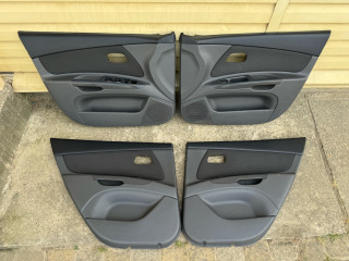 Обшивка двери (комплект) Kia Rio 2 поколение [рестайлинг] JB 2009, 1.4 л., G4EE, бензин, МКПП, белый ud - clear white, седан, передний привод, 82330-1GXXX, 82350-1G010, 82360-1G010, 83370-1G000, 83380-1G000