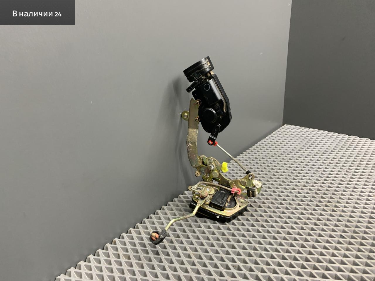 замок двери задней левой Toyota Cami 1 поколение J122E 2001, 1.3 л., K3-VE, бензин, АКПП, 6a5 - черный, внедорожник 5 дв., задний привод, правый руль, 69060-87401 - фото №1