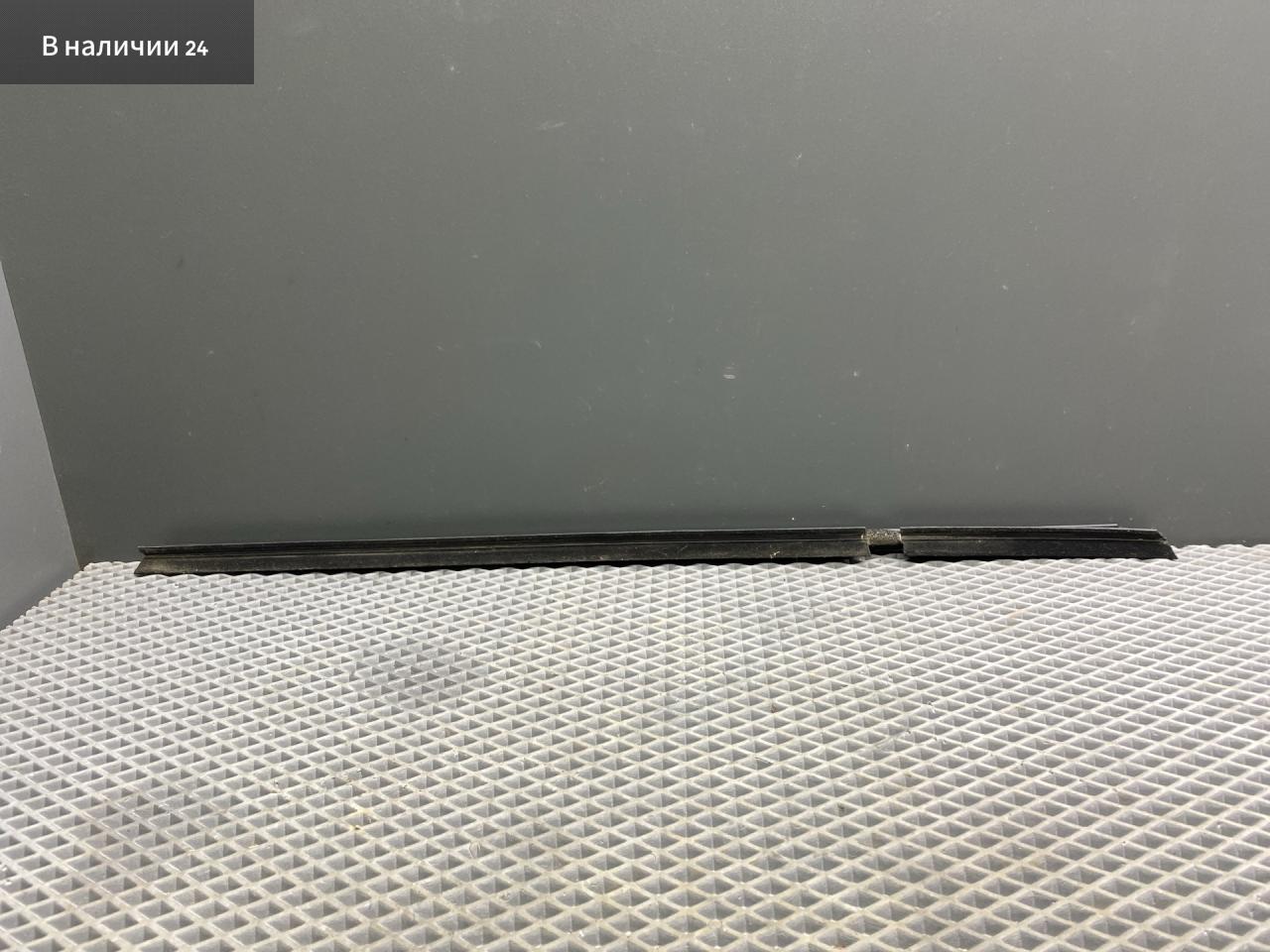 Уплотнитель стекла Renault Megane 2 поколение LM0B 2005, 1.6 л., K4M 760, бензин, МКПП, 632 — gris boreal-2, седан, передний привод, 8200121016 - фото №1