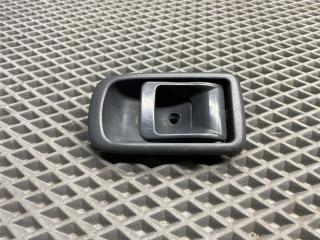 ручка внутренняя передняя правая Toyota Cami 1 поколение J122E 2001, 1.3 л., K3-VE, бензин, АКПП, 6a5 - черный, внедорожник 5 дв., задний привод, правый руль, 6927080-87501