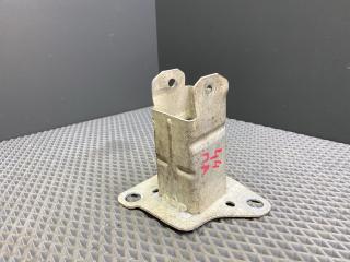 кронштейн переднего бампера Renault Megane 2 поколение LM0B 2005, 1.6 л., K4M 760, бензин, МКПП, 632 — gris boreal-2, седан, передний привод, 8200534771