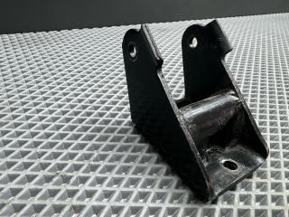 кронштейн (крепление) Kia Rio 2 поколение [рестайлинг] JB 2009, 1.4 л., G4EE, бензин, МКПП, белый ud - clear white, седан, передний привод, 4317623010