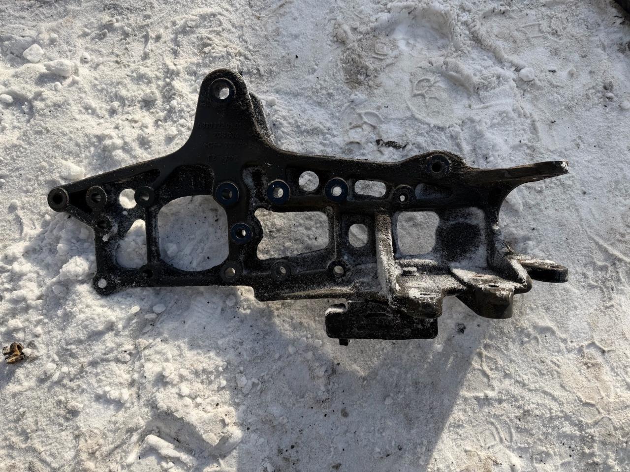 кронштейн (крепление) Mercedes-Benz Actros 3 поколение (MP3) 2017, OM501, 9303220101 - фото №1