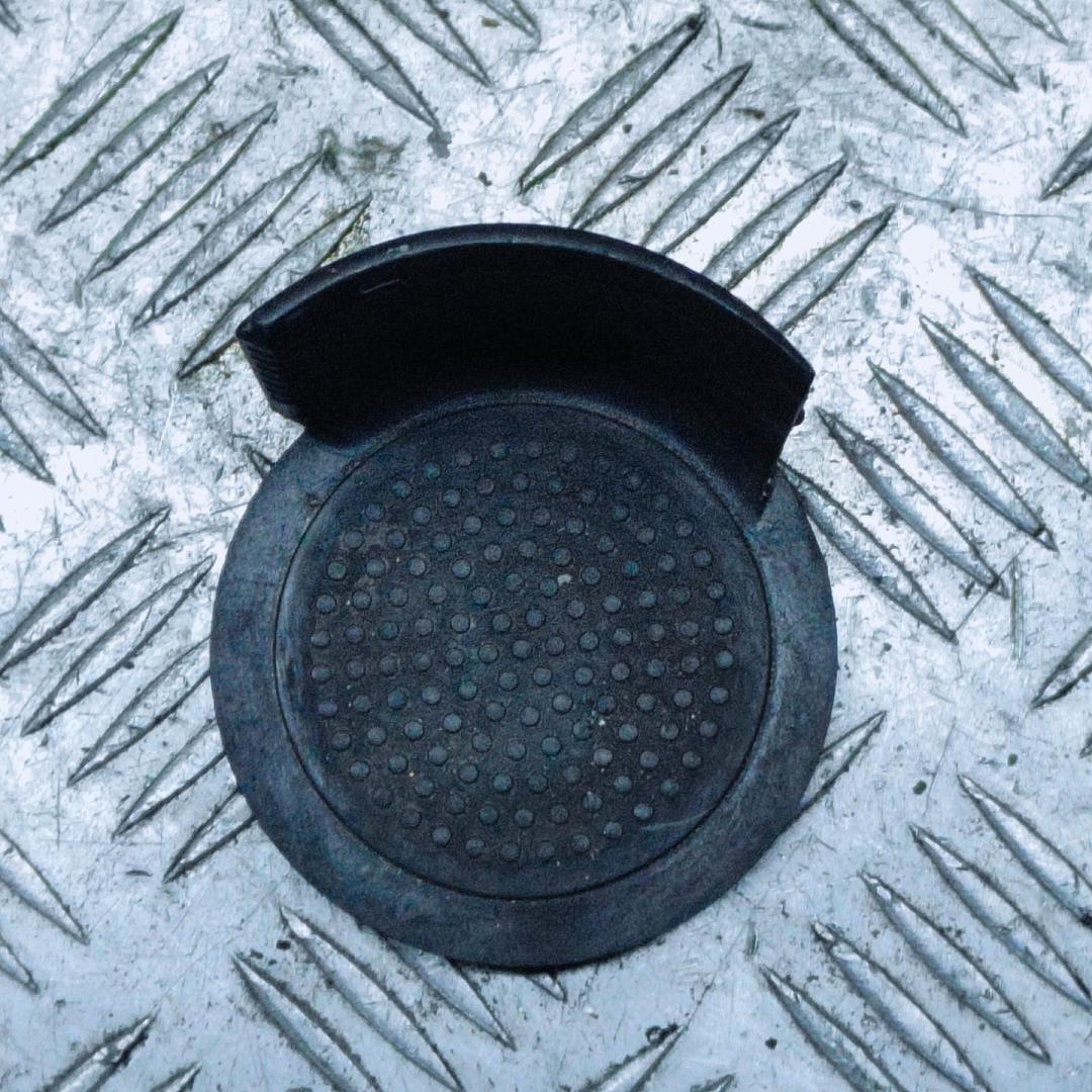 подстаканник Volkswagen Passat B6 2009, 2.0 л., TDi, CBAA, дизель, 6МКПП, серебристый, седан, передний привод, правый руль - фото №1