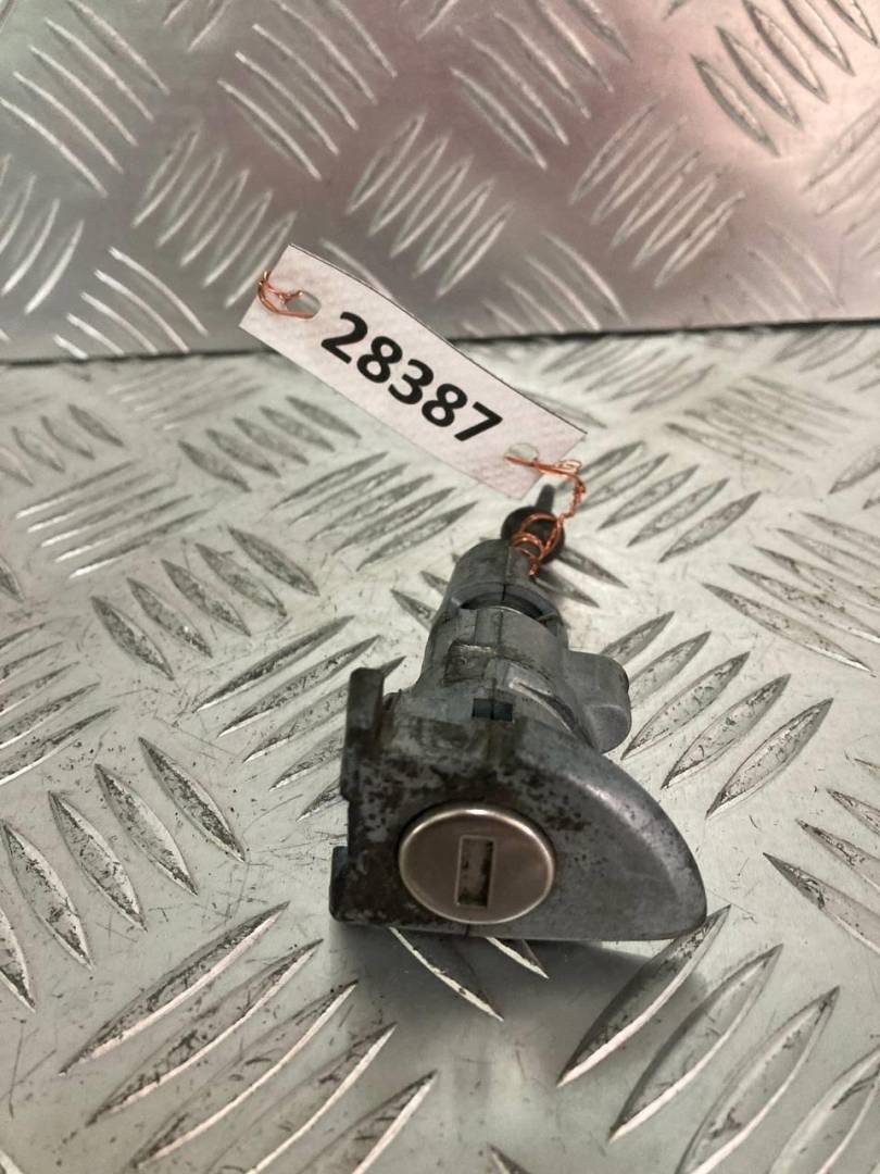 личинка дверного замка Volkswagen Passat B6 2006, 3C0837167B - фото №1