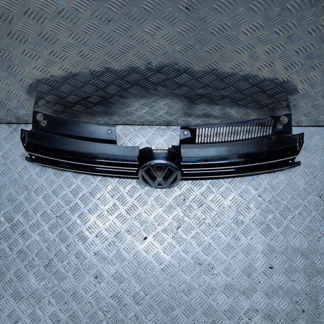 решетка радиатора Volkswagen Golf 6 поколение 2009, 2.0 л., TDi, CBDC, дизель, 5МКПП, голубой, передний привод, правый руль, 5K0853653, 5K0853651AF, 5K0853651AG - фото №1