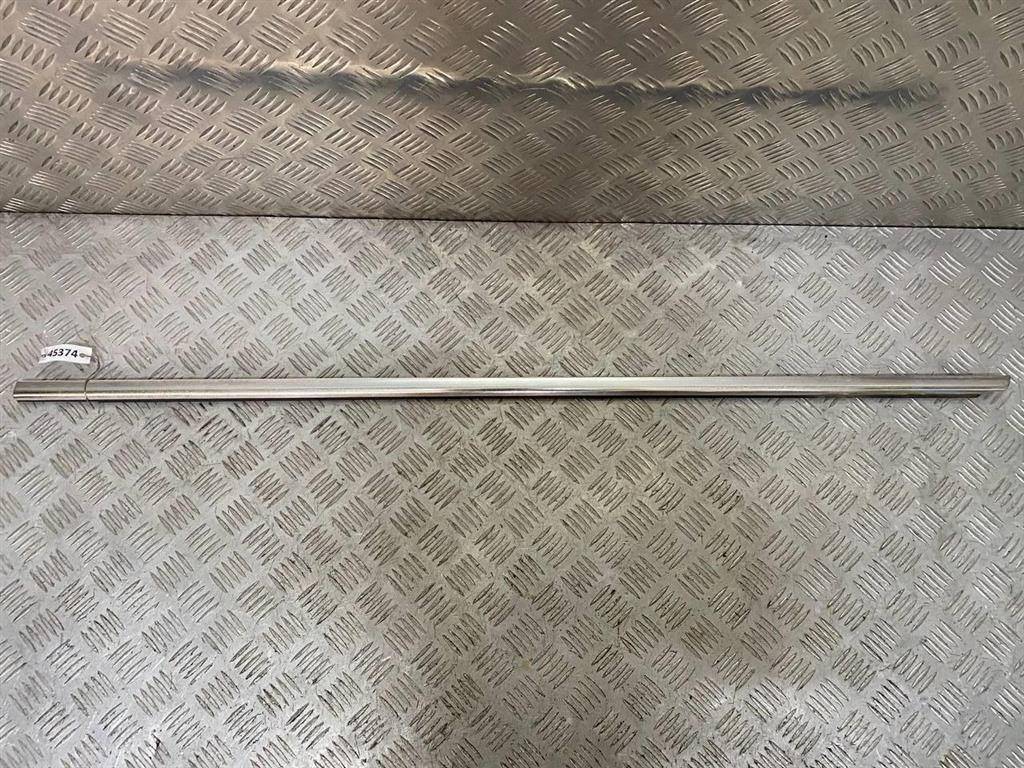 молдинг стекла Volkswagen Passat B6 2007, 2.0 л., TDi, BMR, дизель, 6МКПП, чёрный, седан, передний привод, правый руль, 3C4837475B - фото №1