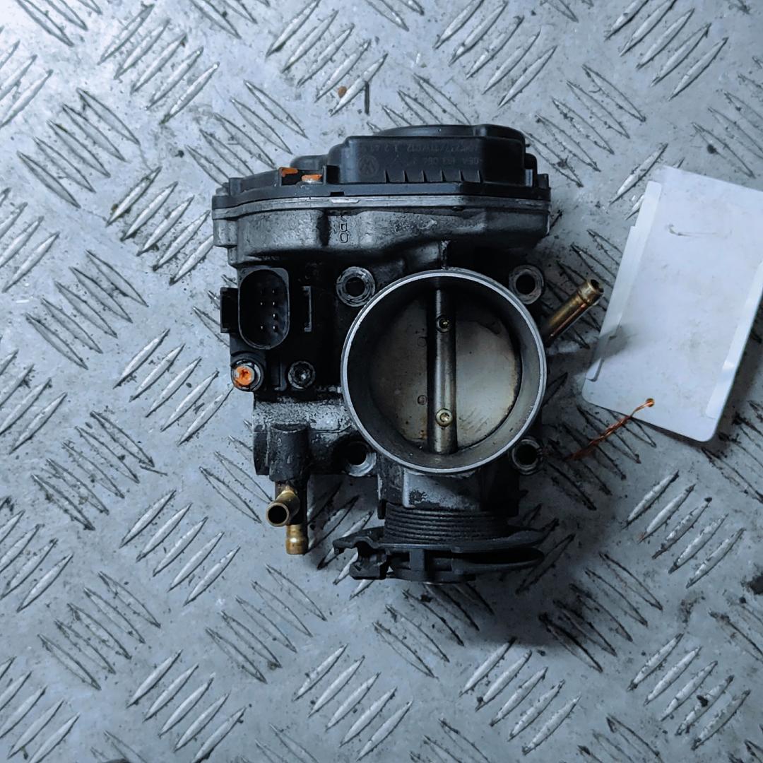заслонка дроссельная Volkswagen Golf 4 поколение 1998, 1.6 л., i, AKL, бензин, 5МКПП, передний привод, 06A133064J - фото №1