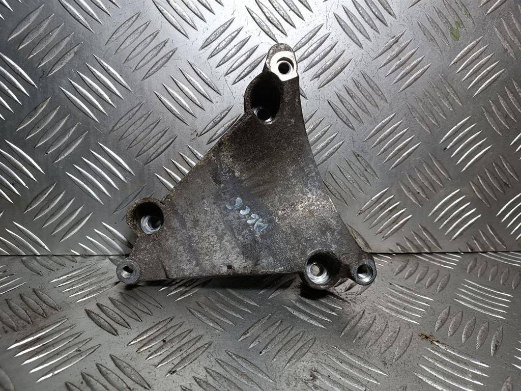 кронштейн компрессора кондиционера Audi A6 4F/C6 2006, 2.4 л., i, бензин, 06E260835C - фото №1