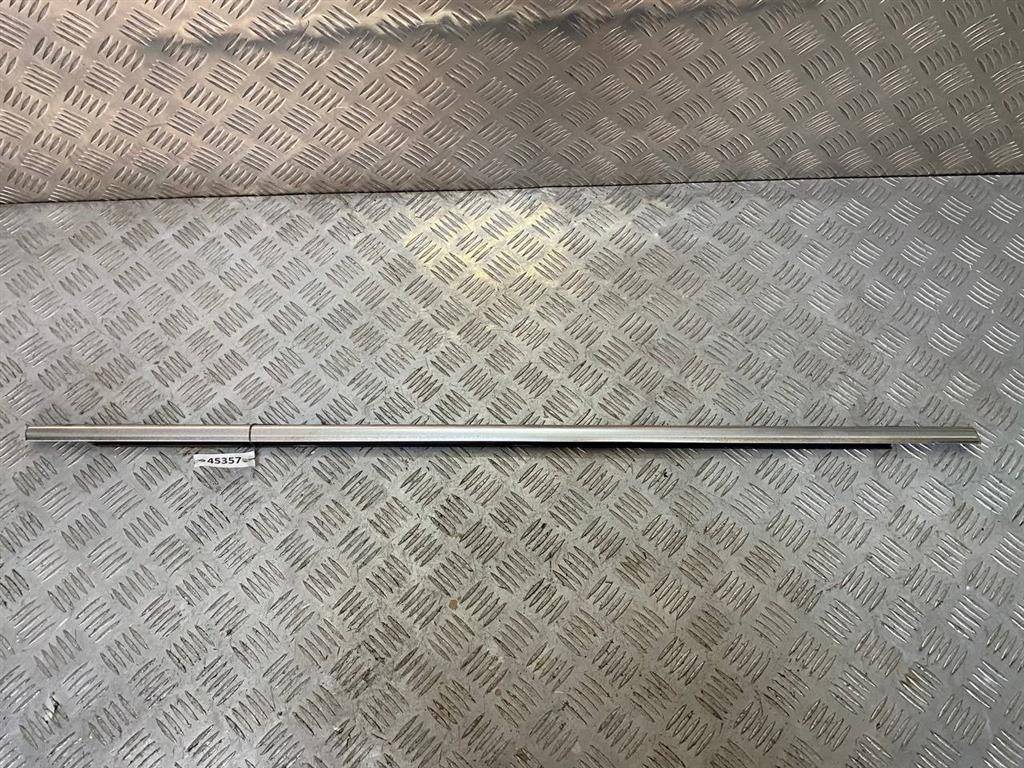 молдинг стекла Volkswagen Passat B6 2007, 2.0 л., TDi, BMR, дизель, 6МКПП, чёрный, седан, передний привод, правый руль, 3C5839476B - фото №1