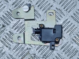 активатор замка багажника Volkswagen Touareg 1 поколение [рестайлинг] 2007, 2.5 л., TDi, BPE, дизель, АКПП, чёрный, внедорожник 5 дв., полный привод, правый руль, 7L6827425A