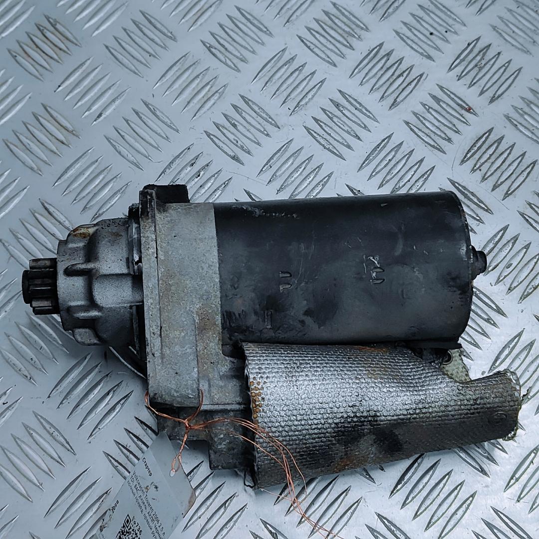 стартер Volkswagen Touareg 1 поколение 2006, 2.5 л., TDi, BAC, дизель, АКПП, черный, полный привод, правый руль, 070911023B, 0001125600 - фото №1